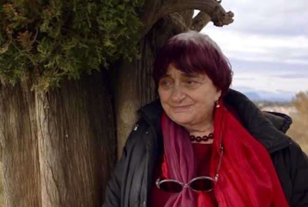 Visuel de Retour avec Agnès Varda entre les 2 cyprès de Saint-Aunès